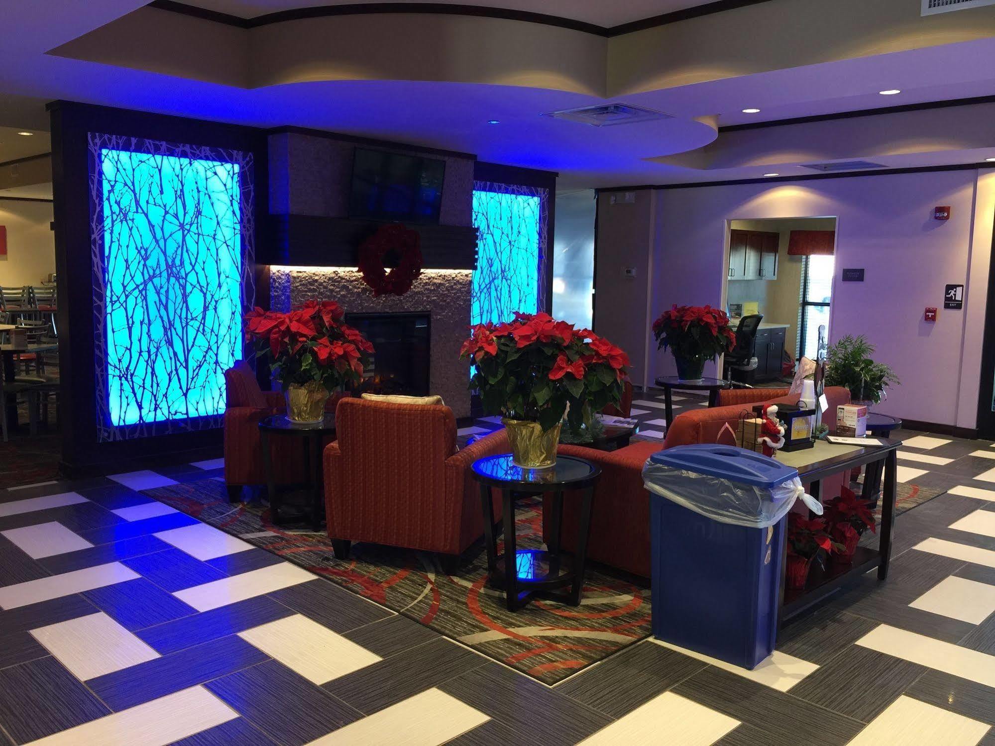 Comfort Suites Юниънтаун Екстериор снимка