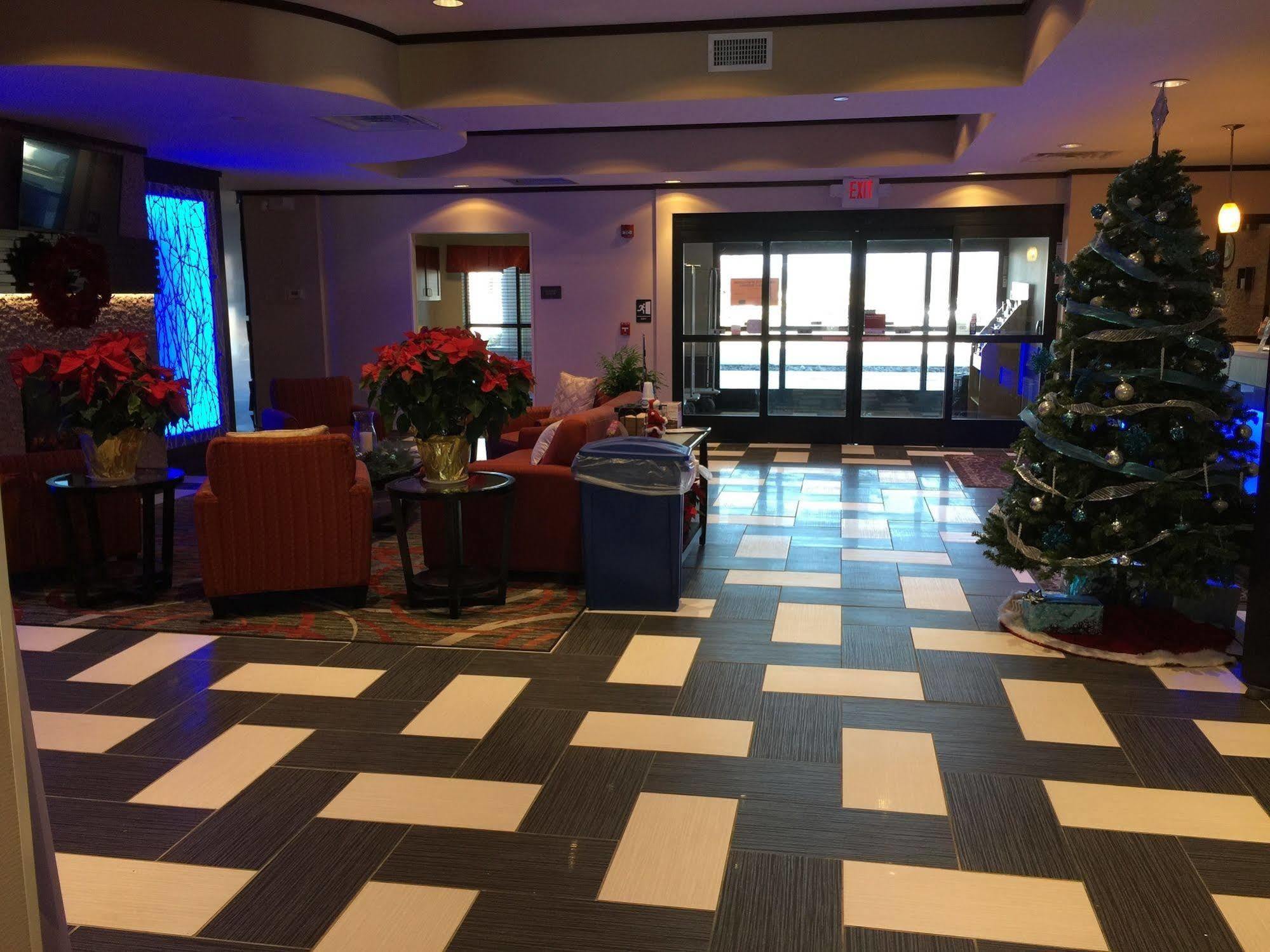 Comfort Suites Юниънтаун Екстериор снимка